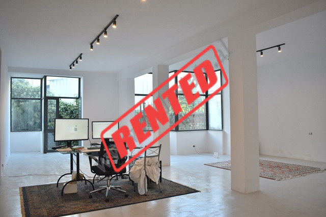 Ambient zyre me qira prane rruges Kajo Karafili, midis rruges se Kavajes dhe rruges se Durresit ne T